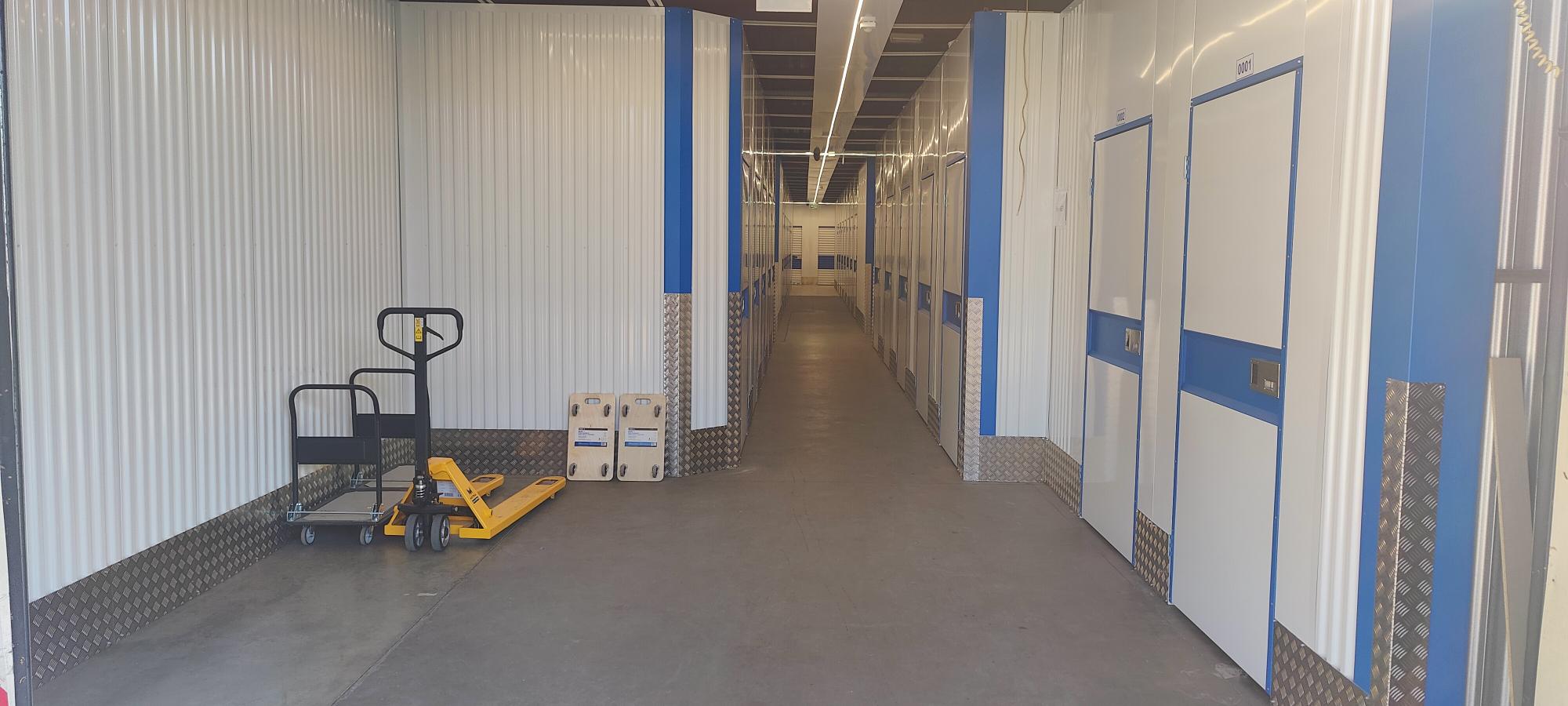 De gang tussen de opslagboxen bij Super Storage